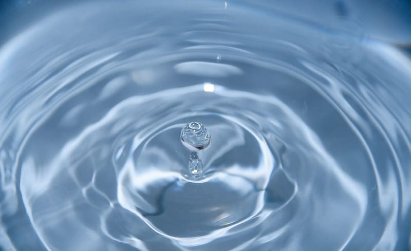 Una goccia d'acqua pulita che increspa la superficie