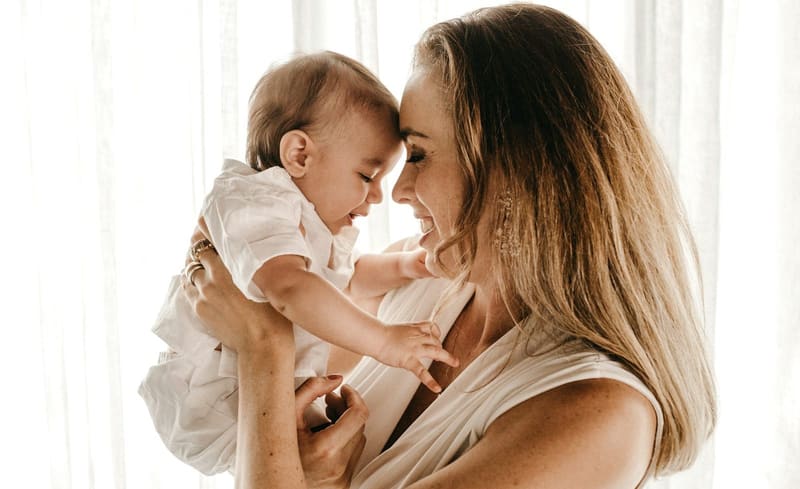Una mamma tiene in braccio il suo bambino