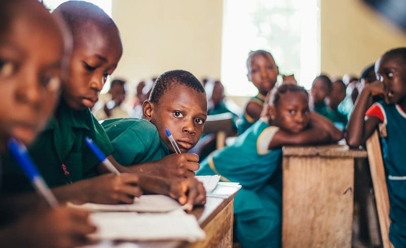 Bambini che studiano in una classe