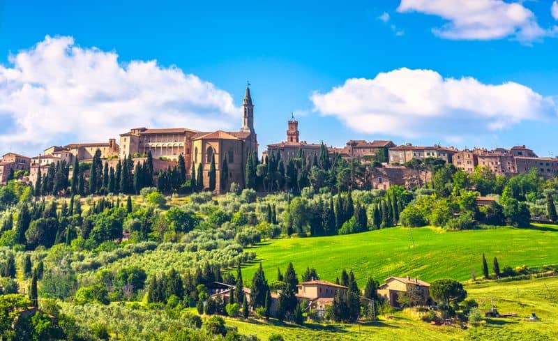 Il borgo di Pienza circondato dalla campagna della Val d'Orcia